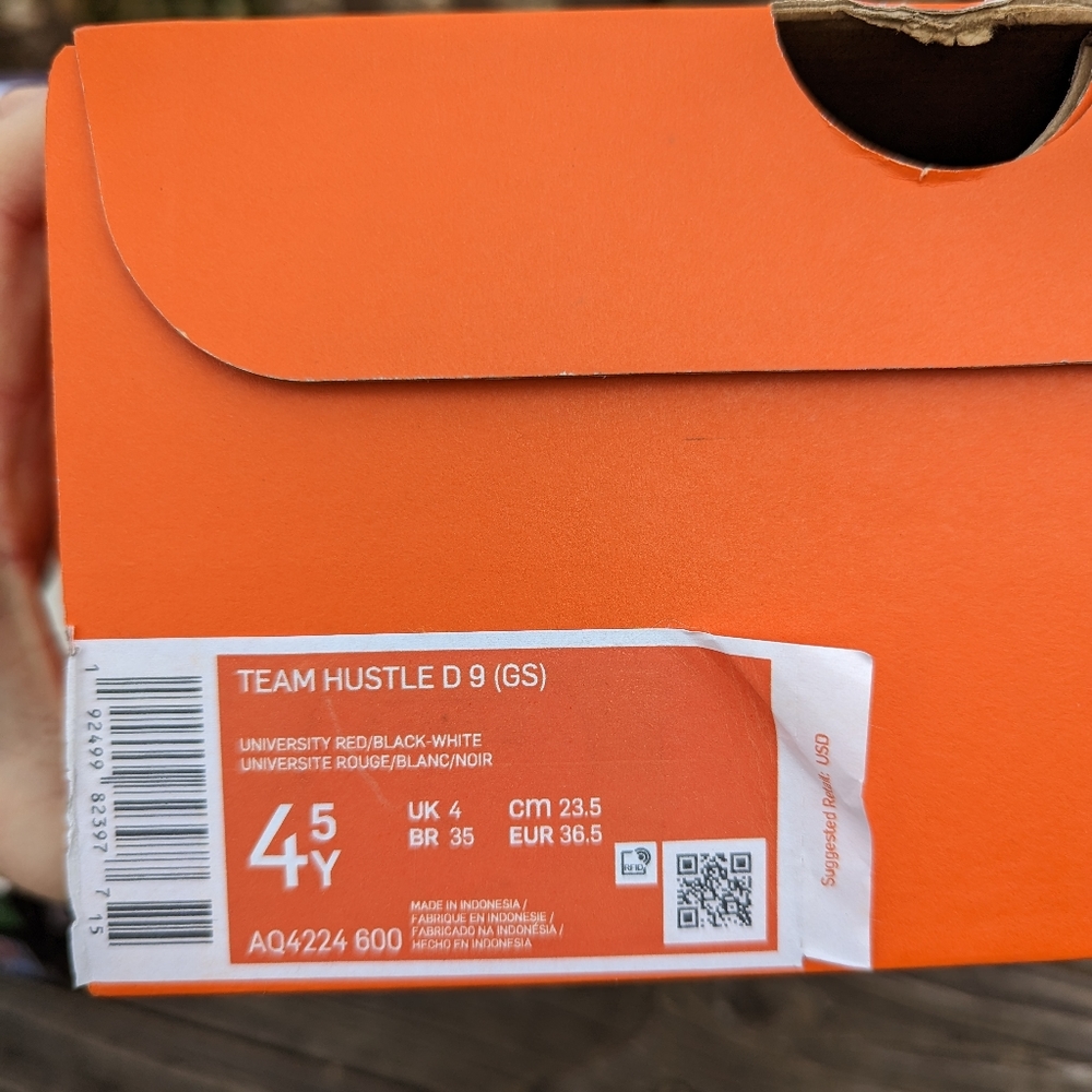 Boys 4.5 Nike Team Hustle Basketball Shoes NIB